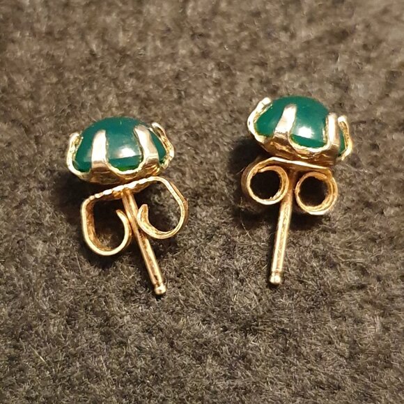 Elegant Vintage 14K Gold Natural Vivid Green Chrysoprase Cabochon Stud Earrings - Picture 7 of 11